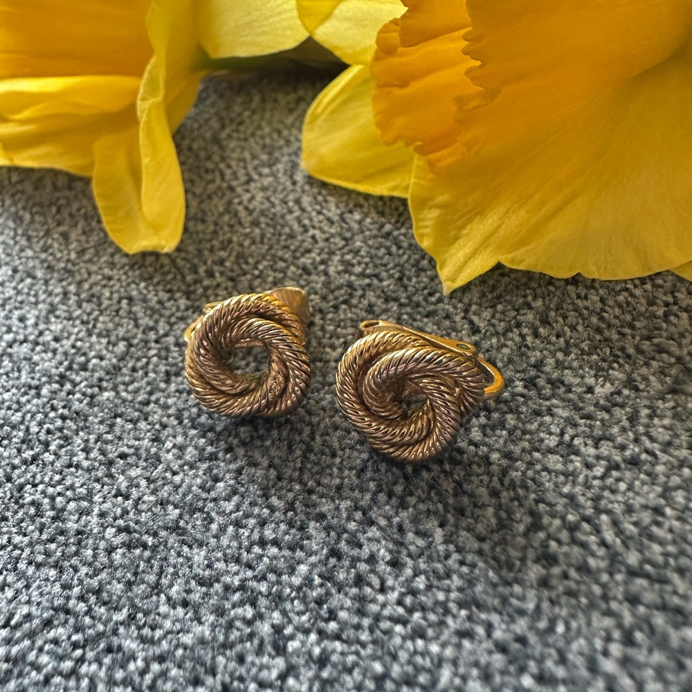 Vintage Retro Trifari C Gold Tone Knot Knotted Pretzel Style Clip on Earrings